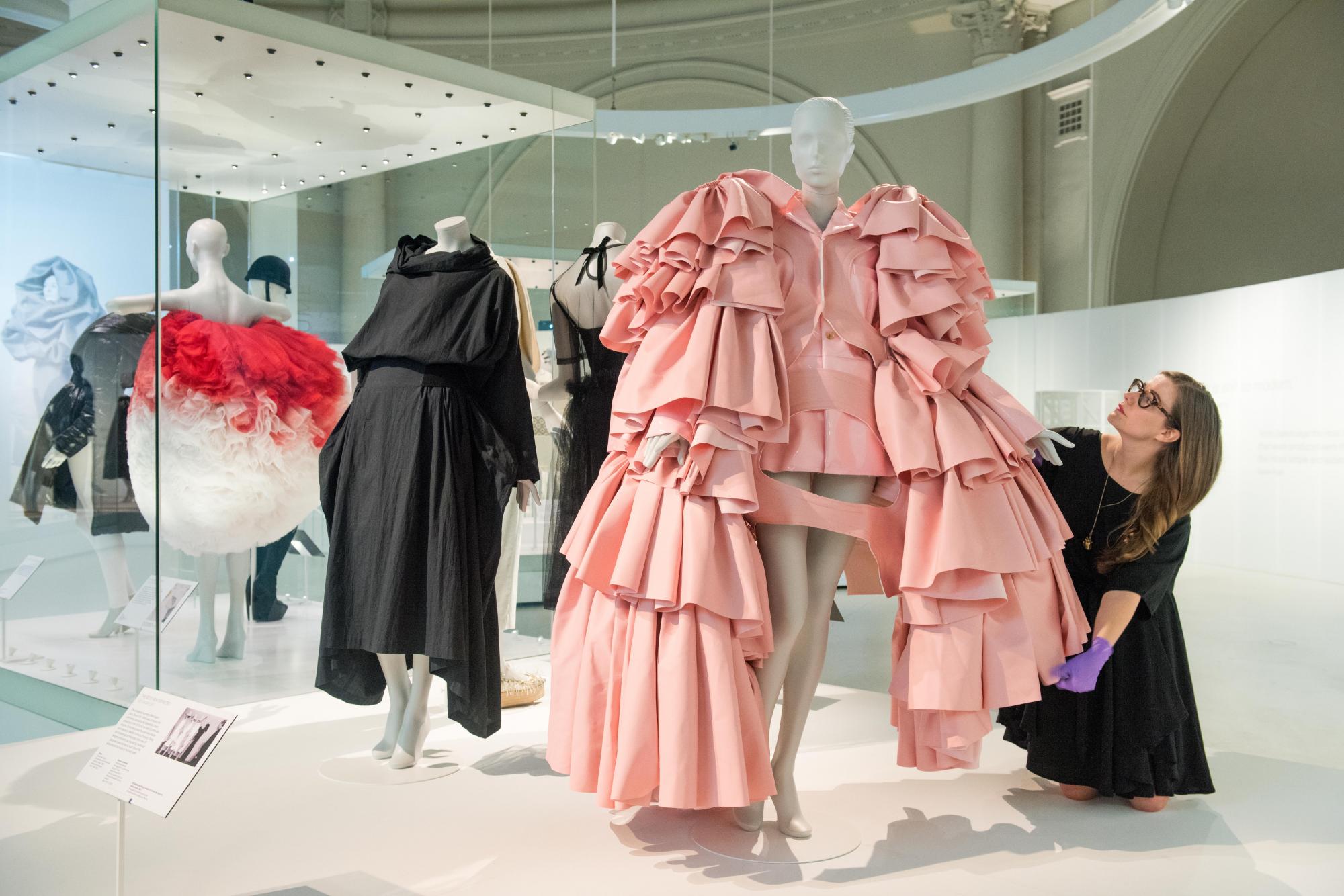 Феномен Balenciaga: как бренд для испанской знати стал самым желанным в мире